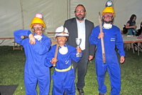 Ganadores de los disfraces de adultos con el presentador