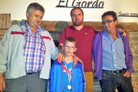 Jurado y ganador en habilidades del combate de peonzas