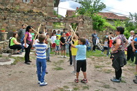 Niños danzando en el pasacalles