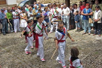 Niños ejecutando la danza de los pañuelos