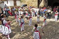 Niños finalizando la danza de los pañuelos