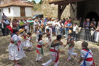 Niños ejecutando una danza con los palos