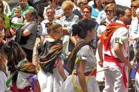 Danzadores con su público al fondo