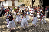 Danzadores concentrados en su danza