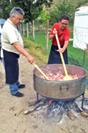 Los hermanos cocineros, removiendo la carne en la perola
