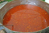 Cazuela con la caldereta, preparada para servir