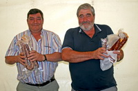 Ganadores del campeonato de mus, con su premio