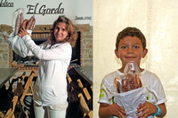 Ganadoras del campeonato de brisca, con su premio