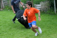 Niño corriendo delante del toro infantil