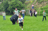 Niño corriendo delante del toro infantil