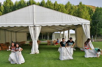 Pareja de niños en la carrera de sacones