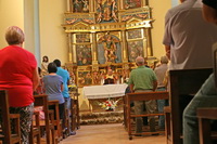 Interior de la iglesia, en misa