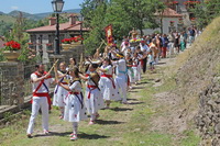 Danzadores al frente de la procesión