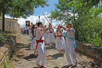 Danzadores bajando el Peñueco por delante de la imagen de la santa