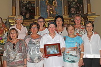 Integrantes de la Coral de Hervías con la placa de reconocimiento