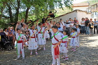 Peque danzadores con los pañuelos en alto