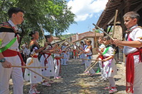 Niños danzando con palos