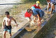 Salpicando en el pilón de la fuente