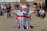 Otro momento de la danza del grupo de danzadores de San Asensio