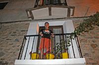 Enramador subido al balcón, junto al ramo