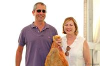Ganador del jamón con azafata jalonera